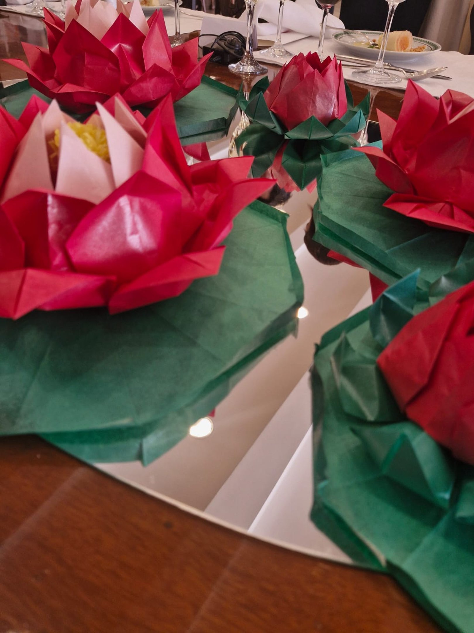 Autoditada, Priscila Tieme Okata transformou o papel dobrado em linguagem autoral, capaz de traduzir mem&oacute;rias, afetos e identidade cultural