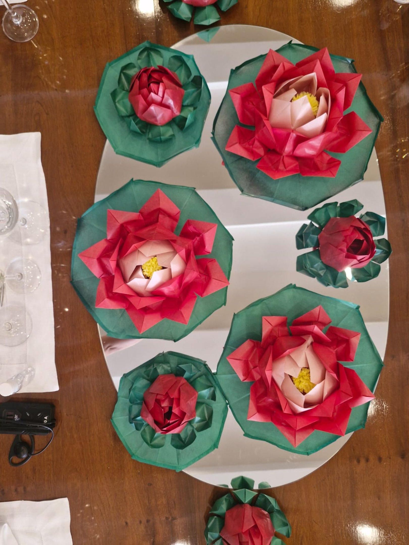 Autoditada, Priscila Tieme Okata transformou o papel dobrado em linguagem autoral, capaz de traduzir mem&oacute;rias, afetos e identidade cultural