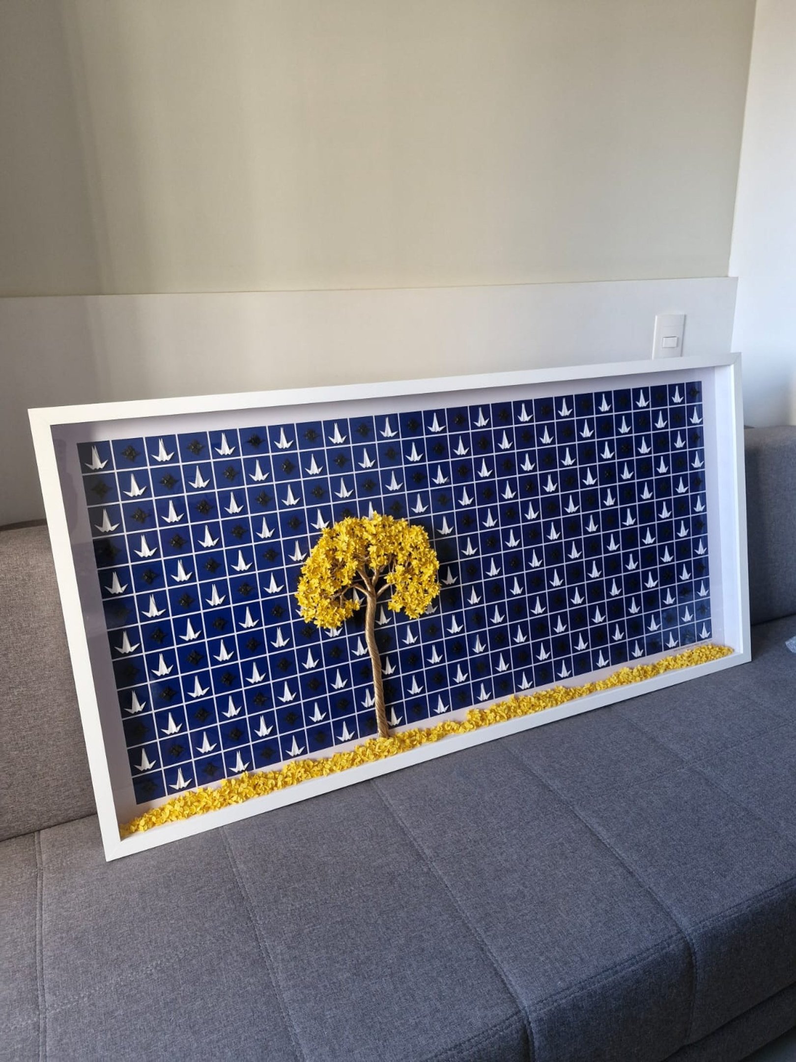 Autoditada, Priscila Tieme Okata transformou o papel dobrado em linguagem autoral, capaz de traduzir mem&oacute;rias, afetos e identidade cultural