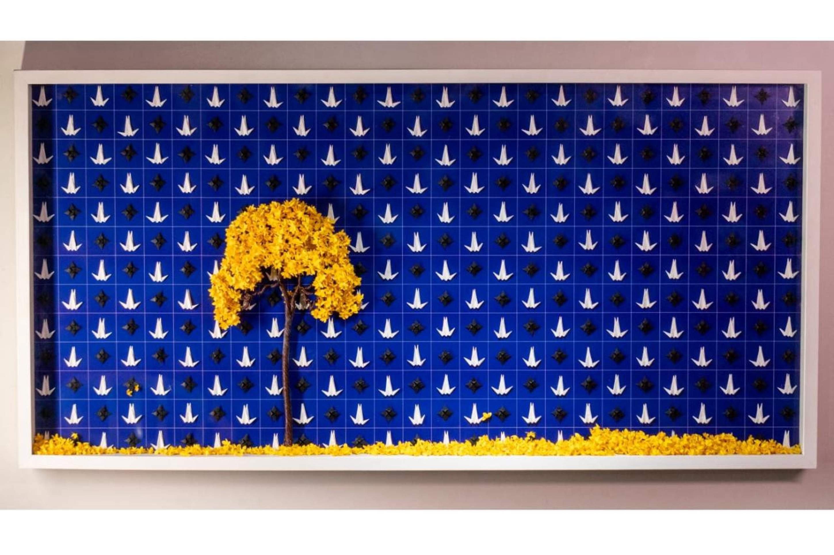 Autoditada, Priscila Tieme Okata transformou o papel dobrado em linguagem autoral, capaz de traduzir mem&oacute;rias, afetos e identidade cultural