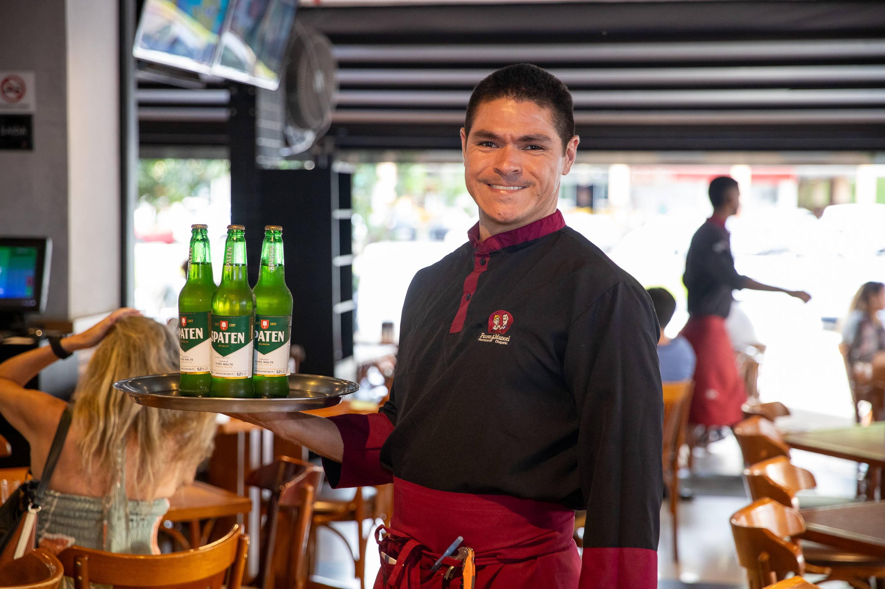 Erick Gomes trabalha h&aacute; cinco anos como gar&ccedil;om e pretende se capacitar