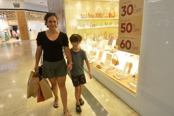 Luciana Castro observa que as vantagens do período vão além dos preços: lojas mais vazias
- (crédito: Ed Alves/CB/DA Press) Luciana Castro observa que as vantagens do período vão além dos preços: lojas mais vazias
- (crédito: Ed Alves/CB/DA Press)