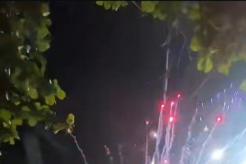 Turistas e moradores publicaram nas redes sociais imagens da queima de fogos que deixou três feridos no balneário fluminense de Angra dos Reis - (crédito: Fotos: Reprodução/@angradadepre/Instagram) Turistas e moradores publicaram nas redes sociais imagens da queima de fogos que deixou três feridos no balneário fluminense de Angra dos Reis - (crédito: Fotos: Reprodução/@angradadepre/Instagram)