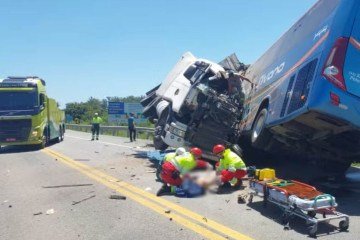 Colisão frontal entre ônibus e caminhão na BR-116, em Pelotas, deixou 11 pessoas mortas. PRF reforça apelo por mais responsabilidade dos motoristas - (crédito: Divulgação/Ecovias Sul) Colisão frontal entre ônibus e caminhão na BR-116, em Pelotas, deixou 11 pessoas mortas. PRF reforça apelo por mais responsabilidade dos motoristas - (crédito: Divulgação/Ecovias Sul)