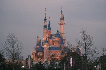 Xangai Disney Resort – Primeiro parque da Disney na China continental, combina cultura chinesa e atrações clássicas. O maior castelo da Disney está ali, atraindo famílias e fãs de entretenimento. -  (crédito: Foto de Ver vaeck / Pexels)