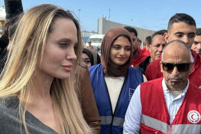 A atriz americana Angelina Jolie se encontra com funcionários do Crescente Vermelho Egípcio na passagem de fronteira egípcia de Rafah, como parte de sua visita à província do Norte do Sinai para inspecionar a ajuda humanitária que entra na Faixa de Gaza palestina, em 2 de janeiro de 2026, após dois anos de guerra desencadeada pelo ataque do Hamas a Israel - (crédito: AFP) A atriz americana Angelina Jolie se encontra com funcionários do Crescente Vermelho Egípcio na passagem de fronteira egípcia de Rafah, como parte de sua visita à província do Norte do Sinai para inspecionar a ajuda humanitária que entra na Faixa de Gaza palestina, em 2 de janeiro de 2026, após dois anos de guerra desencadeada pelo ataque do Hamas a Israel - (crédito: AFP)