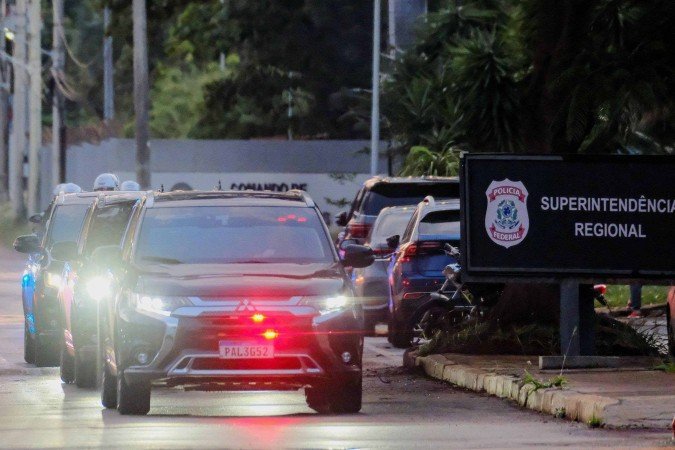 Carlos Bolsonaro visitou o pai durante a internação hospitalar em Brasília - (crédito: EPA/Shutterstock) Carlos Bolsonaro visitou o pai durante a internação hospitalar em Brasília - (crédito: EPA/Shutterstock)