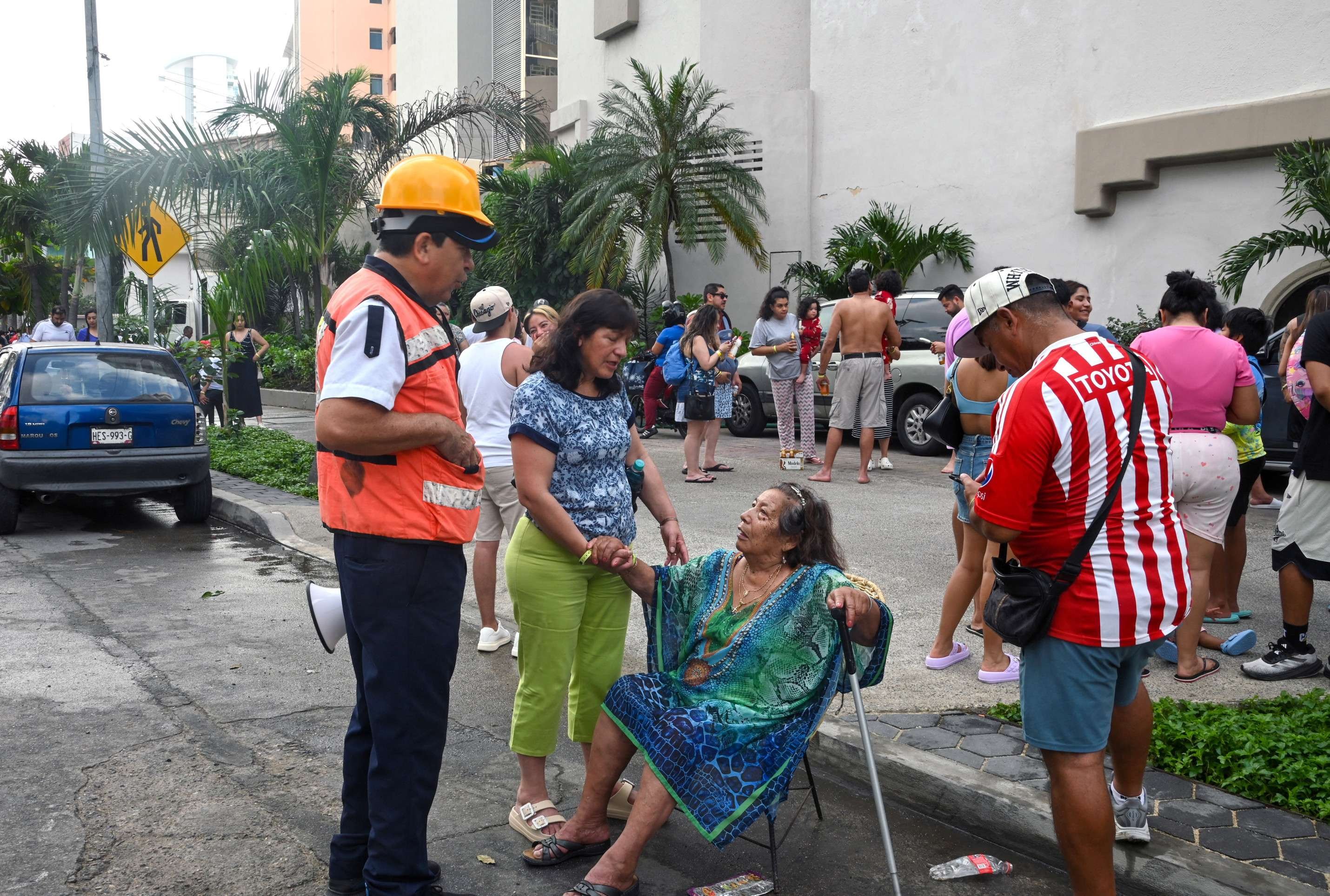 Um turista recebe assist&ecirc;ncia ap&oacute;s ser evacuado de um hotel durante um terremoto de magnitude 6,5 em Acapulco, estado de Guerrero, M&eacute;xico, em 2 de janeiro de 2026.