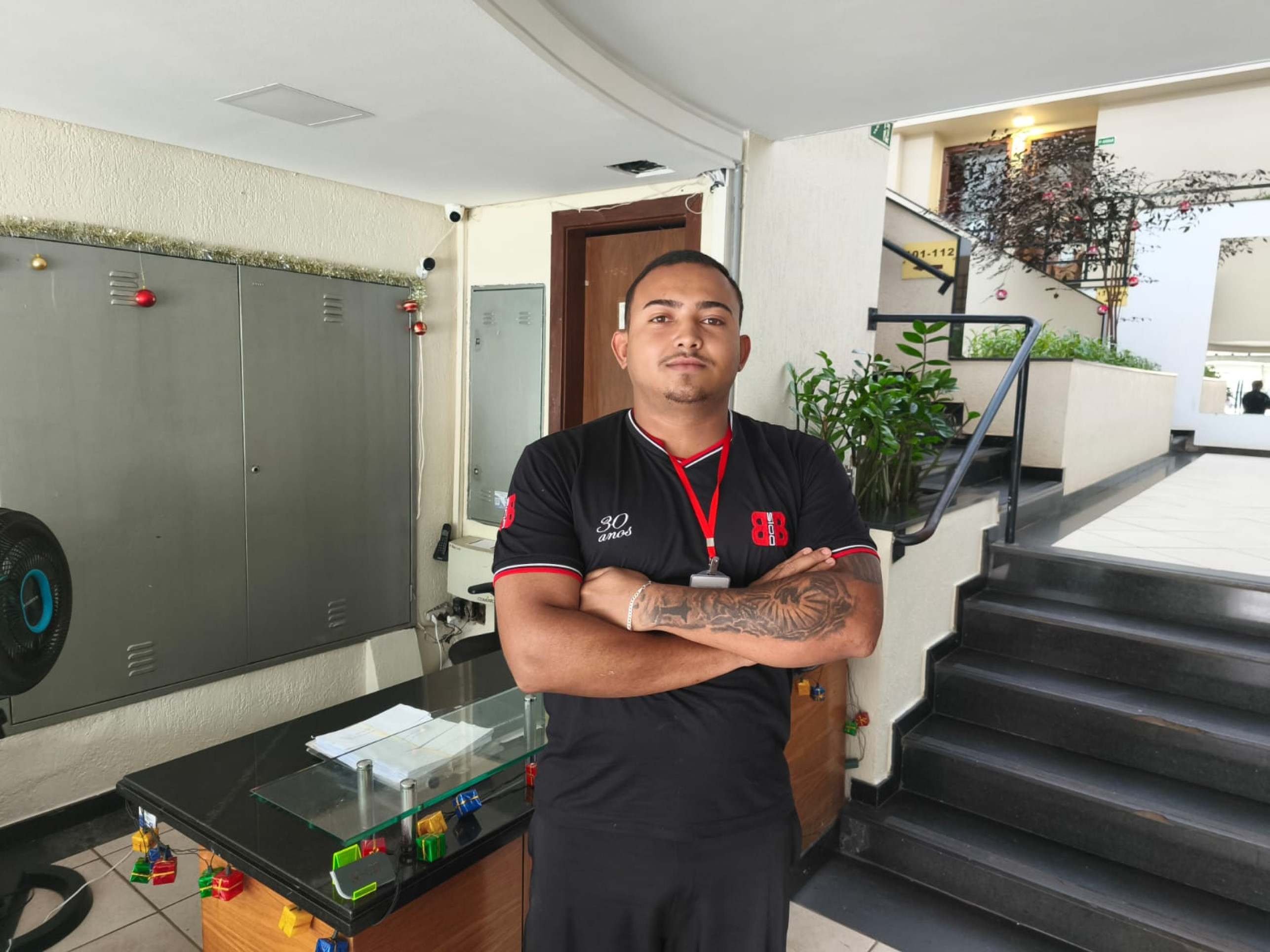 O porteiro Robert da Silva entrou no setor de servi&ccedil;os para poder concluir seus estudos na faculdade