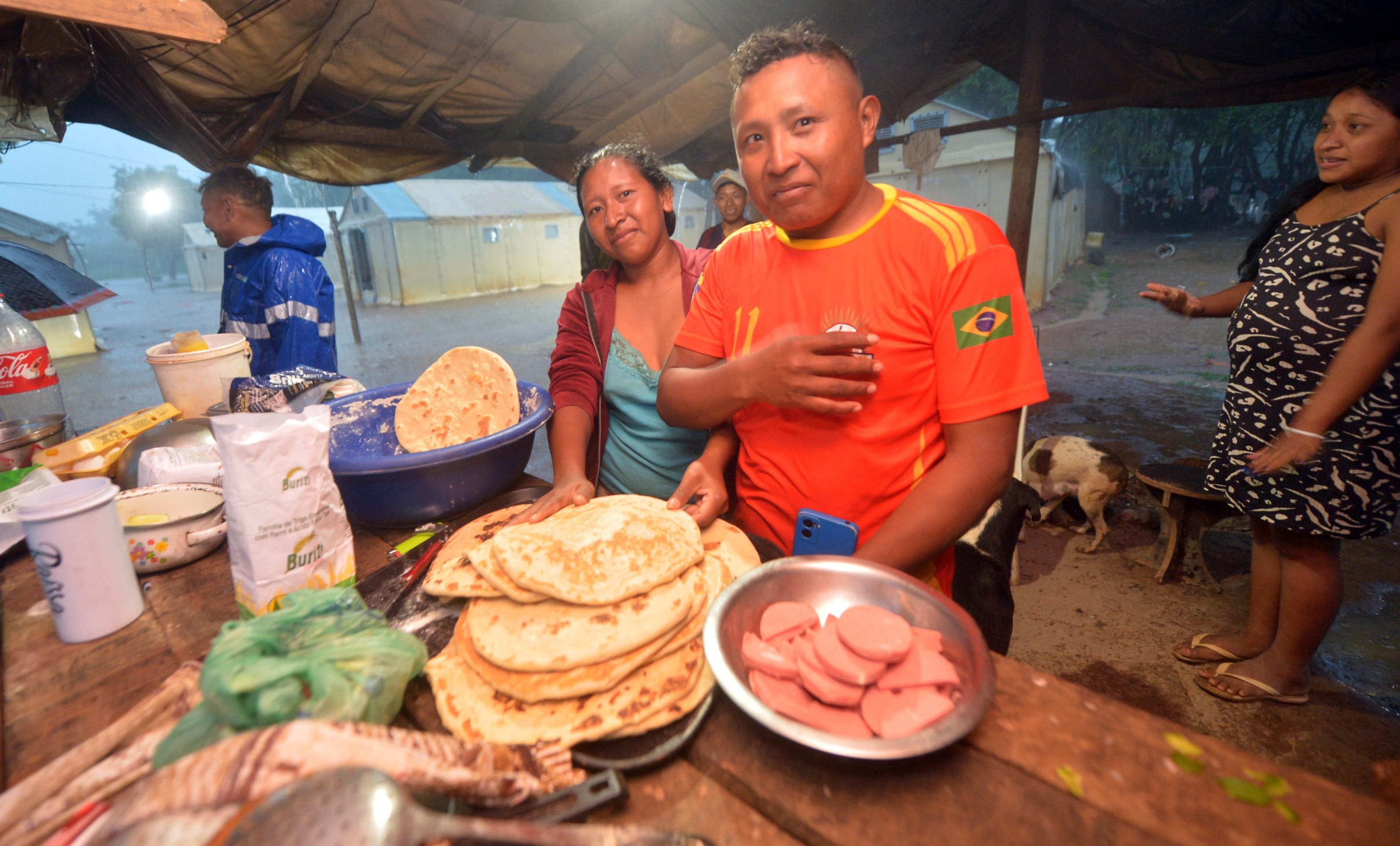  03/01/2026 - Ed Alves/CB/DA Press. Cidades. Acampamento - Venezuelanos proximo do Cafe sem Troco. Na foto, Inacio Teresu Zapata e sua esposa Linda Dulimar Sante. 