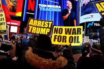 Manifestantes repudiam a prisão do líder venezuelano em Times Square em Manhatan: prefeito de Nova York criticou a intervenção - (crédito: AFP) Manifestantes repudiam a prisão do líder venezuelano em Times Square em Manhatan: prefeito de Nova York criticou a intervenção - (crédito: AFP)