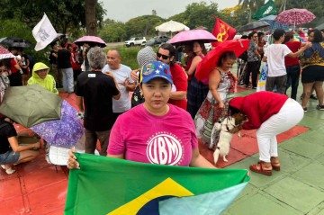 Manifestantes realizam ato de solidariedade à Venezuela em frente à embaixada
- (crédito: Vitória Torres/CB) Manifestantes realizam ato de solidariedade à Venezuela em frente à embaixada
- (crédito: Vitória Torres/CB)
