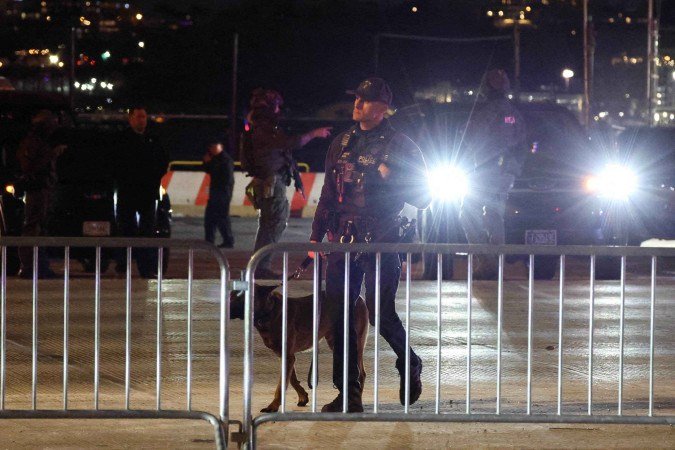  A policeman patrols at the Westside Heliport in New York, on January 3, 2026, ahead of the expected arrival of ousted Venezuelan President Nicolas Maduro. Venezuelan President Nicolas Maduro arrived Saturday evening at a military base in the United States after his capture by US forces in Caracas. Maduro was seen surrounded by FBI agents as he descended the boarding stairs of a US government plane at a New York state National Guard facility, and was slowly escorted along the tarmac. (Photo by ANGELA WEISS / AFP)
      