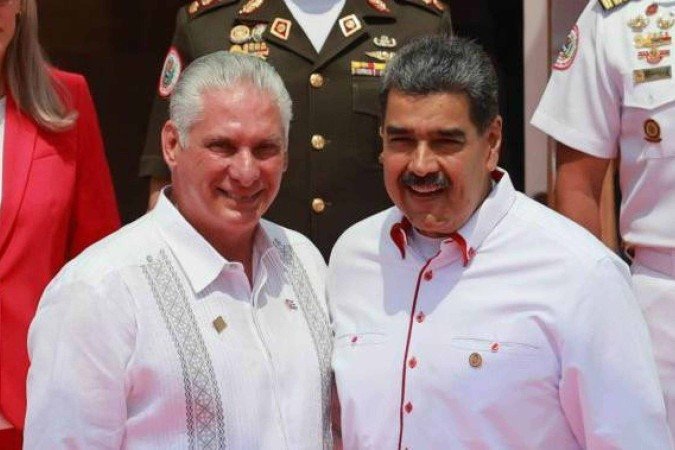 Imagem do incêndio no Forte Tiuna, o maior complexo militar da Venezuela, após uma série de explosões em Caracas em 3 de janeiro de 2026 - (crédito: Luis JAIMES / AFP via Getty Images) Imagem do incêndio no Forte Tiuna, o maior complexo militar da Venezuela, após uma série de explosões em Caracas em 3 de janeiro de 2026 - (crédito: Luis JAIMES / AFP via Getty Images)