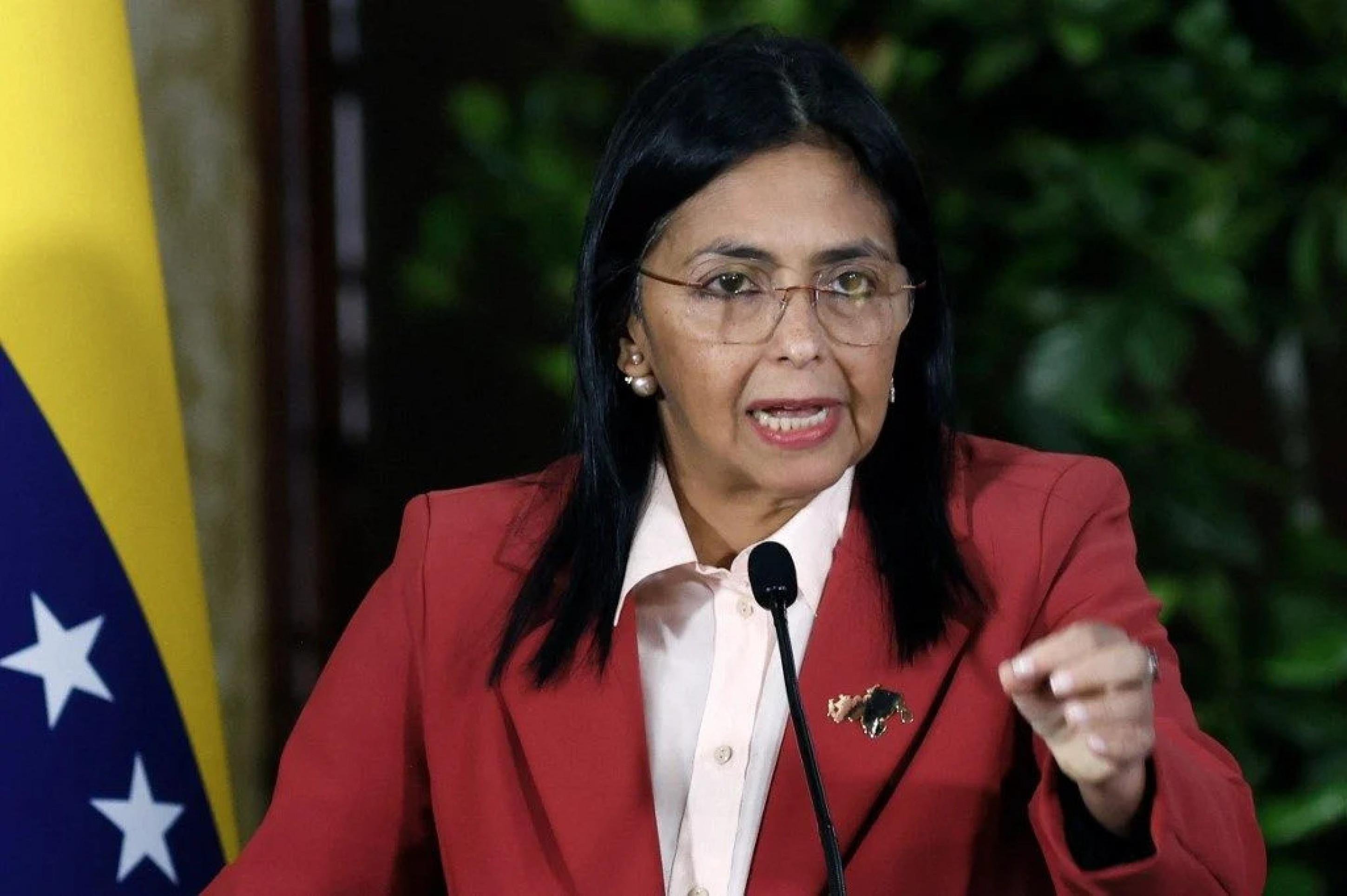 Forças Armadas da Venezuela reconhecem vice como presidente interina