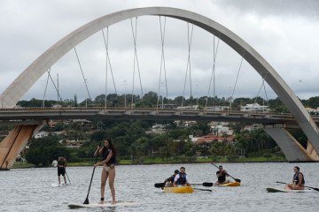 Ponto turístico de Brasília, o lago é um dos pontos de encontro do brasiliense, mas sofre com ameaças ambientais - (crédito: CARLOS VIEIRA) Ponto turístico de Brasília, o lago é um dos pontos de encontro do brasiliense, mas sofre com ameaças ambientais - (crédito: CARLOS VIEIRA)