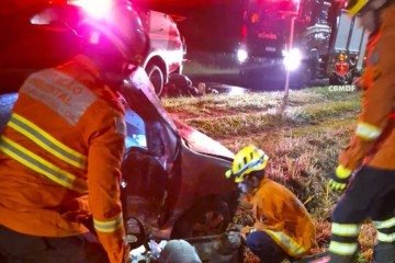 Carro colide com poste e condutor fica ferido
- (crédito: Reprodução/CBMDF) Carro colide com poste e condutor fica ferido
- (crédito: Reprodução/CBMDF)