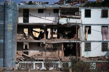 Vista de um prédio danificado em Catia La Mar, estado de La Guaira, na Venezuela, após ataques dos EUA -  (crédito: AFP)