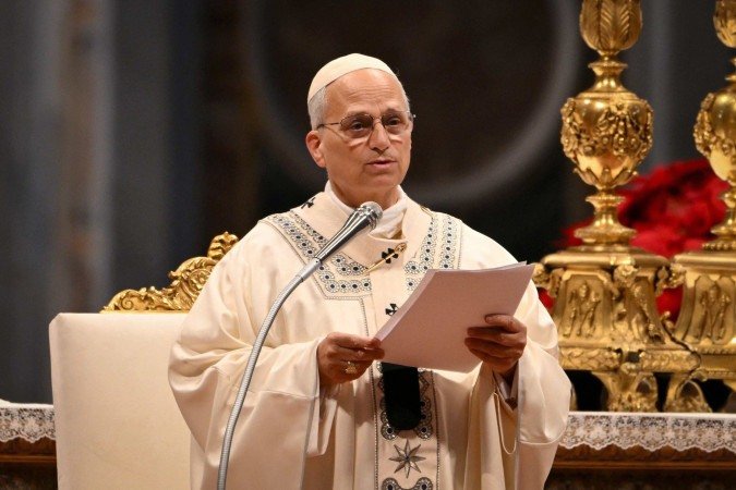 O Papa Leão XIV fala enquanto preside uma Santa Missa pela Solenidade de Maria Mãe de Deus como parte das celebrações de Ano Novo na Basílica de São Pedro, no Vaticano, em 1º de janeiro de 2026. (Foto de Alberto PIZZOLI / AFP) - (crédito: AFP) O Papa Leão XIV fala enquanto preside uma Santa Missa pela Solenidade de Maria Mãe de Deus como parte das celebrações de Ano Novo na Basílica de São Pedro, no Vaticano, em 1º de janeiro de 2026. (Foto de Alberto PIZZOLI / AFP) - (crédito: AFP)