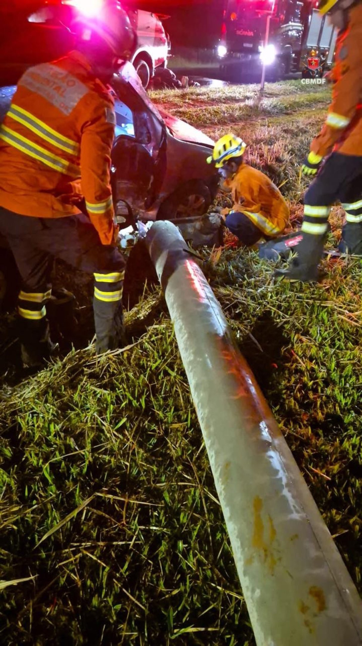 Carros colidem com postes e deixam feridos em diferentes pontos do DF