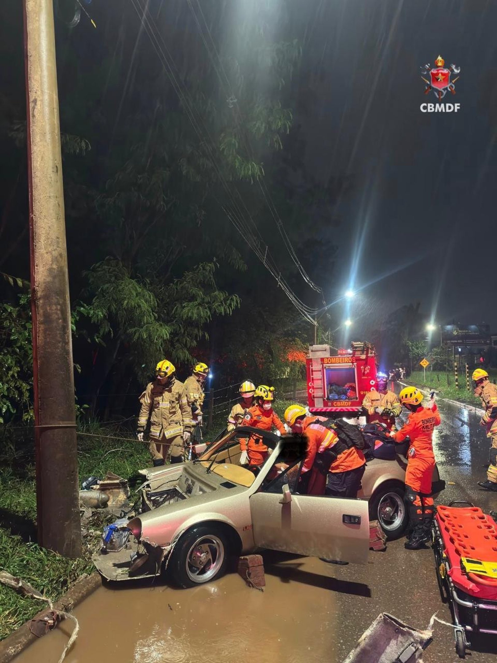 Carro colide com poste e deixa duas pessoas feridas 