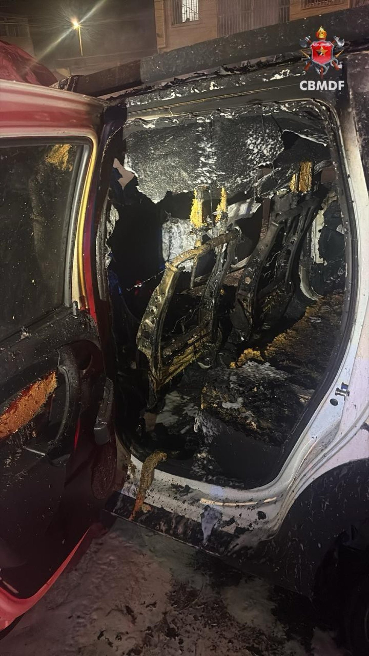 Incêndio atinge veículo em Santa Maria durante a madrugada