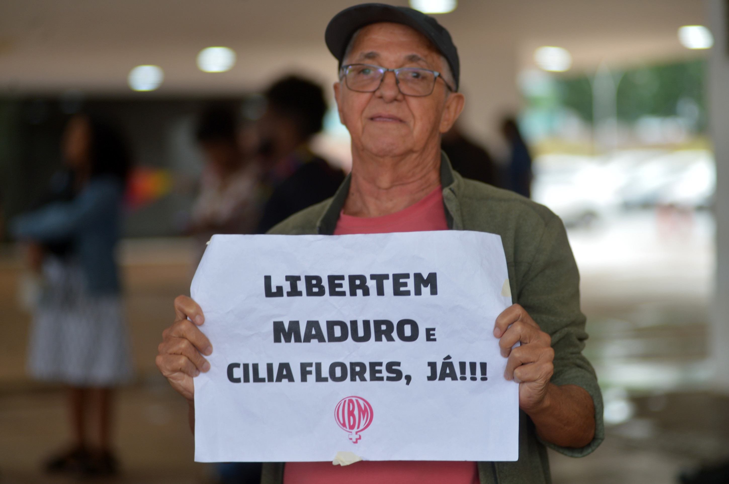  05/01/2026 - Ed Alves/CB/DA Press. Cidades. Manifesta&ccedil;&atilde;o contra a pris&atilde;o / Sequestro de Maduro. Manisfestantes sairam da Biblioteca Nacinal e caminharam ate a Embaixada dos EUA. 