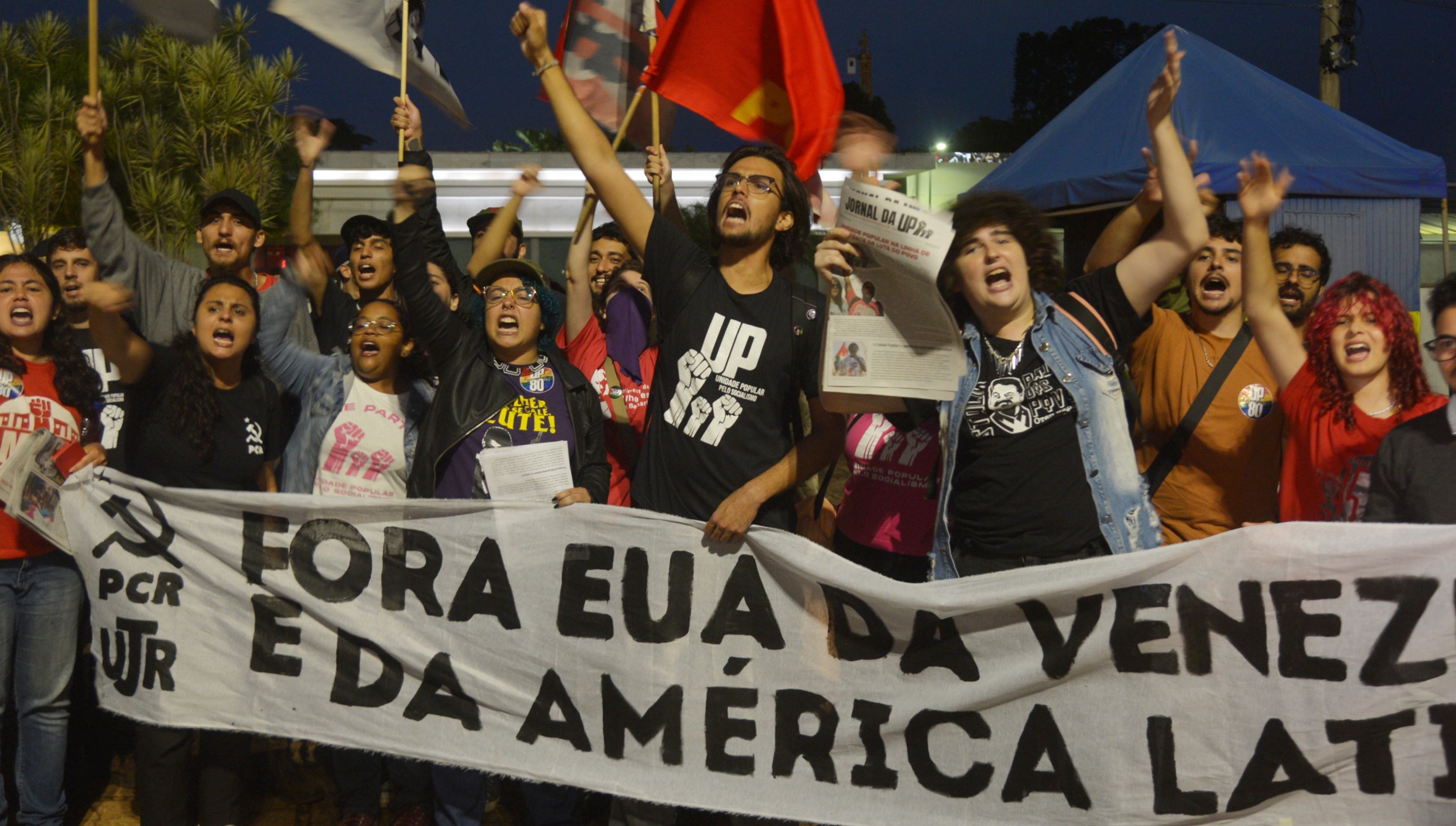  05/01/2026 - Ed Alves/CB/DA Press. Cidades. Manifesta&ccedil;&atilde;o contra a pris&atilde;o / Sequestro de Maduro. Manisfestantes sairam da Biblioteca Nacinal e caminharam ate a Embaixada dos EUA. 