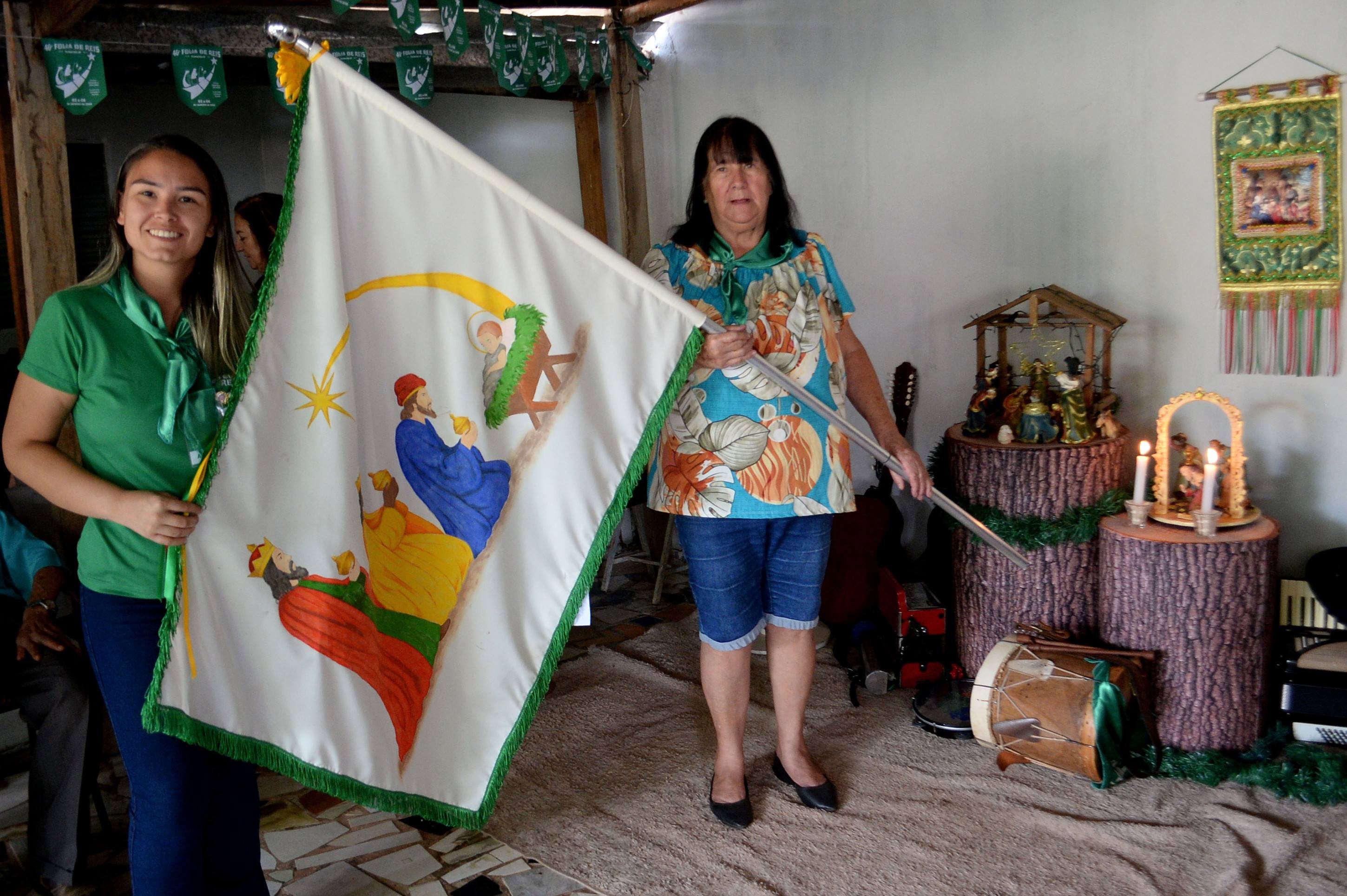 Anfitri&atilde;, Netinha carrega a bandeira com a imagem dos reis magos com o menino Jesus