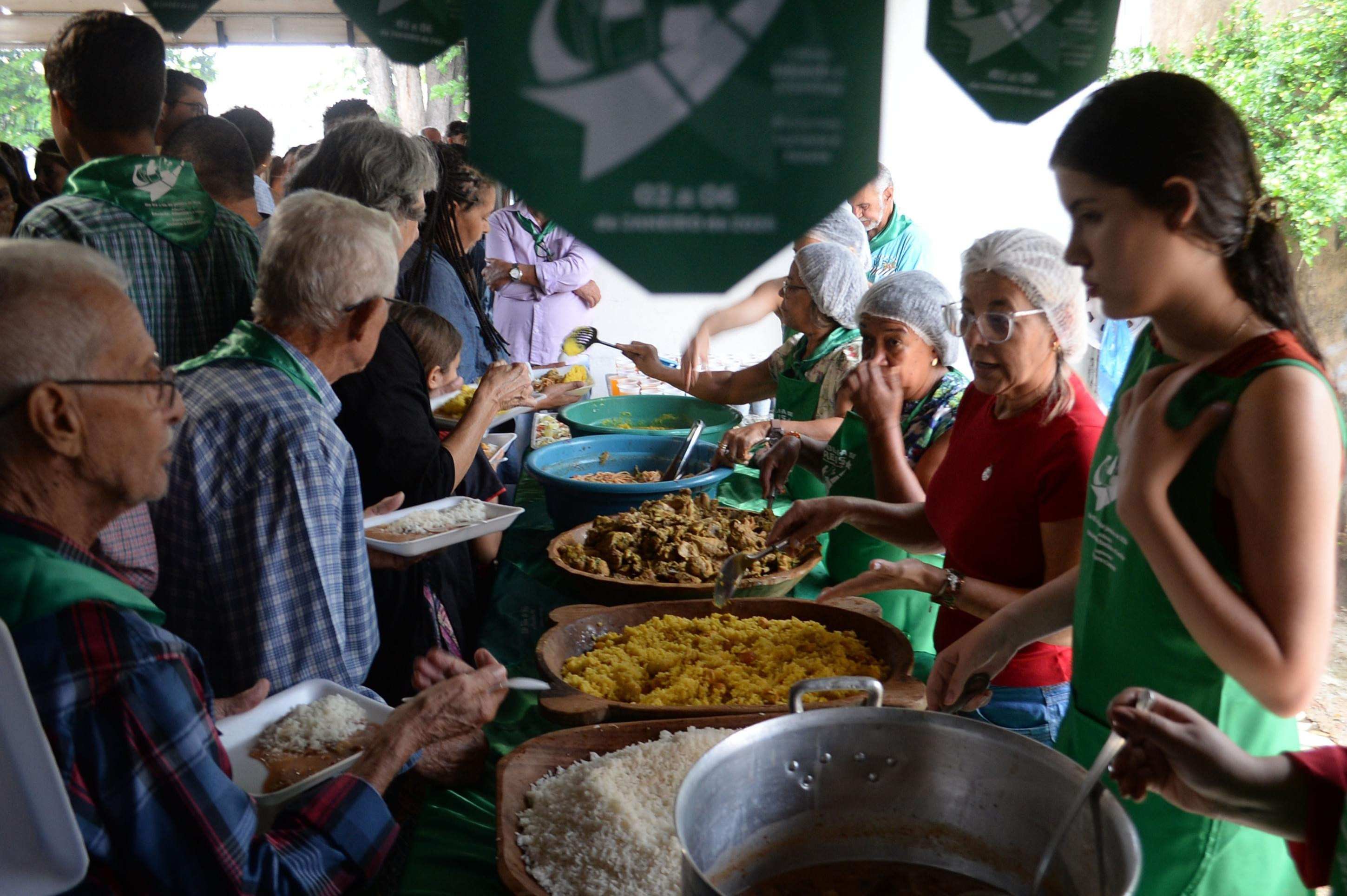 A anfitri&atilde; Dona Netinha ofereceu um almo&ccedil;o para os foli&otilde;es