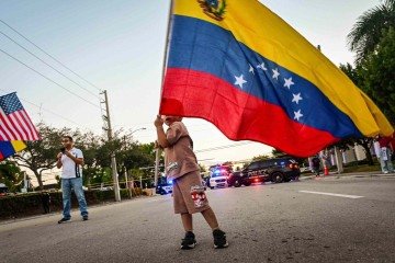 Opositores do presidente deposto da Venezuela, Nicolás Maduro, protestam em Doral, Flórida, em 4 de janeiro de 2026. - (crédito: AFP) Opositores do presidente deposto da Venezuela, Nicolás Maduro, protestam em Doral, Flórida, em 4 de janeiro de 2026. - (crédito: AFP)