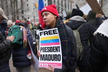  Demonstrators gather in support of ousted Venezuelan president Nicolas Maduro outside the Daniel Patrick Moynihan United States Courthouse as Maduro awaits his arraignment hearing on January 5, 2026 in New York. Leftist strongman Nicolas Maduro, 63, faces narcotrafficking charges along with his wife, who was also seized and taken out of Caracas in the shock US assault on January 3, which involved commandos, bombing by jet planes, and a massive naval force off Venezuela's coast. (Photo by Bryan R. SMITH / AFP)
      