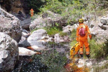 Populares retiraram a vítima da água e tentaram realizar manobras de reanimação, mas o banhista morreu no local -  (crédito: CBMMG/Divulgação)