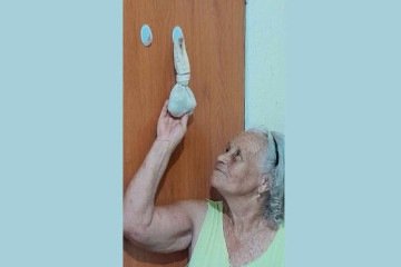 Dirse Maria mostra como fazer a simpatia da romã, que é colocada em um pé de meia e pendurada atrás da porta do quarto -  (crédito: Gustavo Werneck/EM/DA Press)