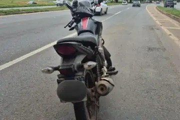 A moto foi recolhida ao depósito do DER -  (crédito: Divulgação/PMDF)