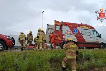 A vítima, não identificada, foi levada pelos bombeiros para o hospital de referência da região -  (crédito: Reprodução/CBMDF)