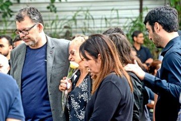 Divino Silva Miranda (E) ampara a mãe, Aide Borges da Silva (C) -  (crédito: Marcelo Ferreira CB/DA Press)