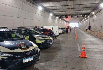 Segundo a Polícia Militar do Distrito Federal (PMDF), os policiais checavam os veículos, para garantir a segurança dos pedestres e evitar atropelamentos pelas motos que estariam usando a área do metrô como atalho -  (crédito: Divulga&ccedil;&atilde;o/Detran-DF ) -Segundo a Polícia Militar do Distrito Federal (PMDF), os policiais checavam os veículos, para garantir a segurança dos pedestres e evitar atropelamentos pelas motos que estariam usando a área do metrô como atalho -  (crédito: Divulga&ccedil;&atilde;o/Detran-DF )