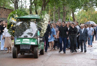 Familiares e amigos se despedem de Maur&iacute;cio Miranda