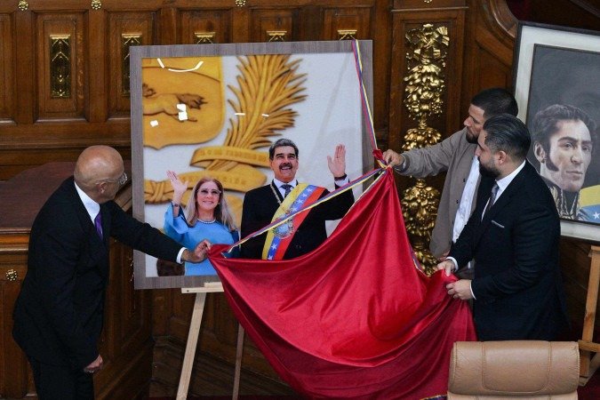 Jorge Rodríguez e Nicolasito com foto de Maduro e Cilia
