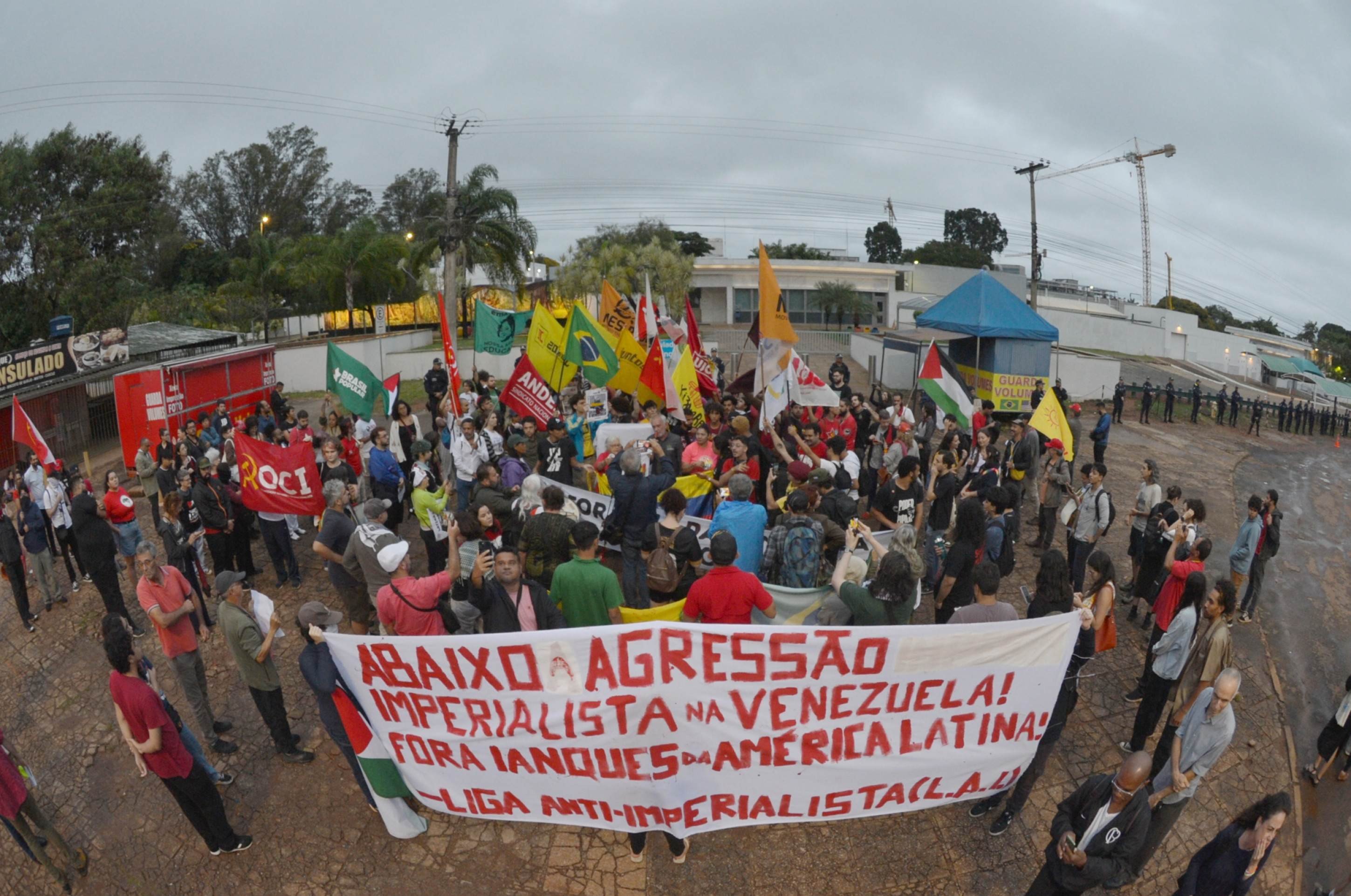 Manifestantes marcham até a Embaixada dos EUA em protesto contra ações na Venezuela