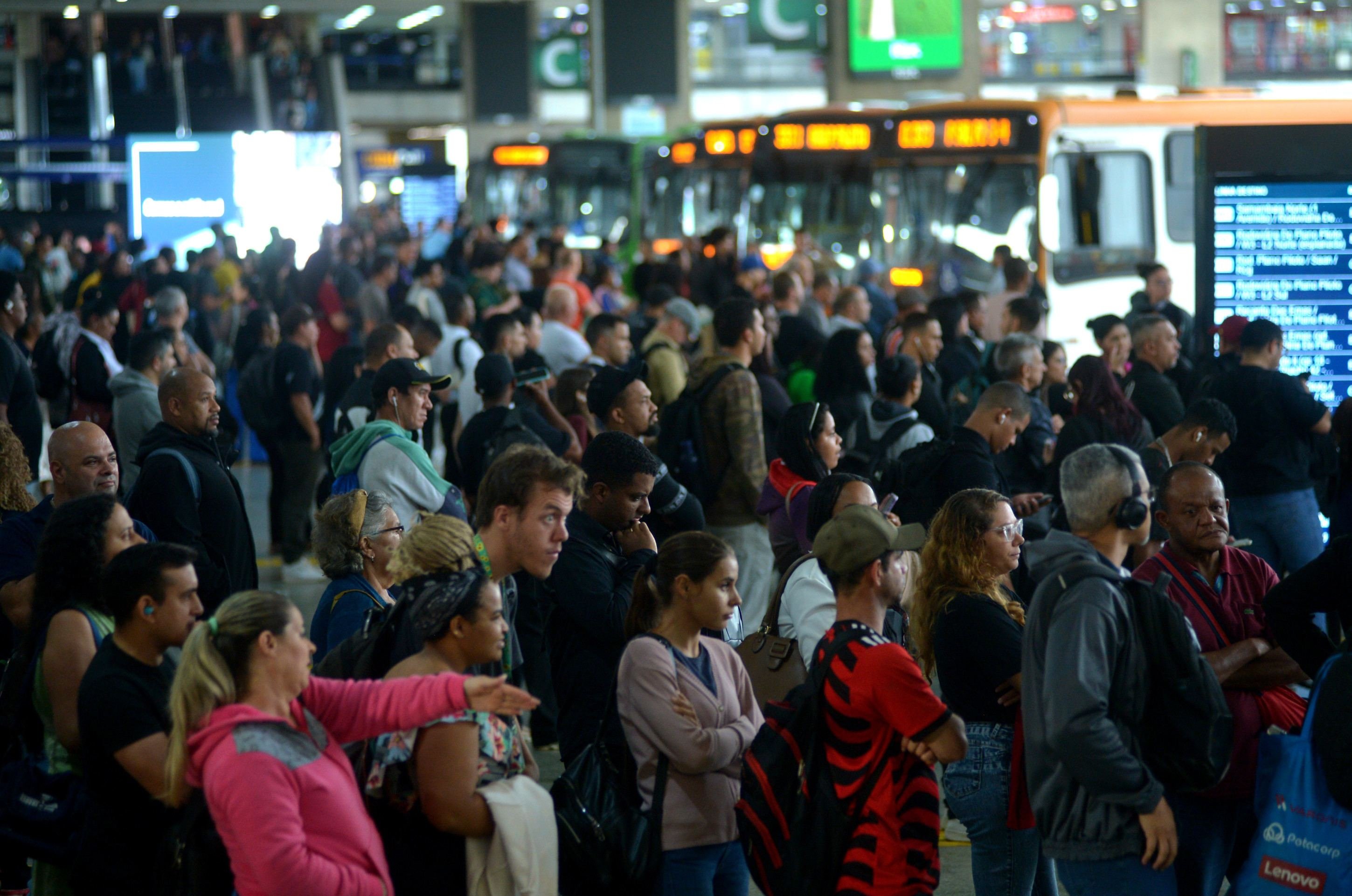 De &ocirc;nibus: a volta para casa foi complicada, passageiros superlotavam a plataforma inferior da Rodovi&aacute;ria  