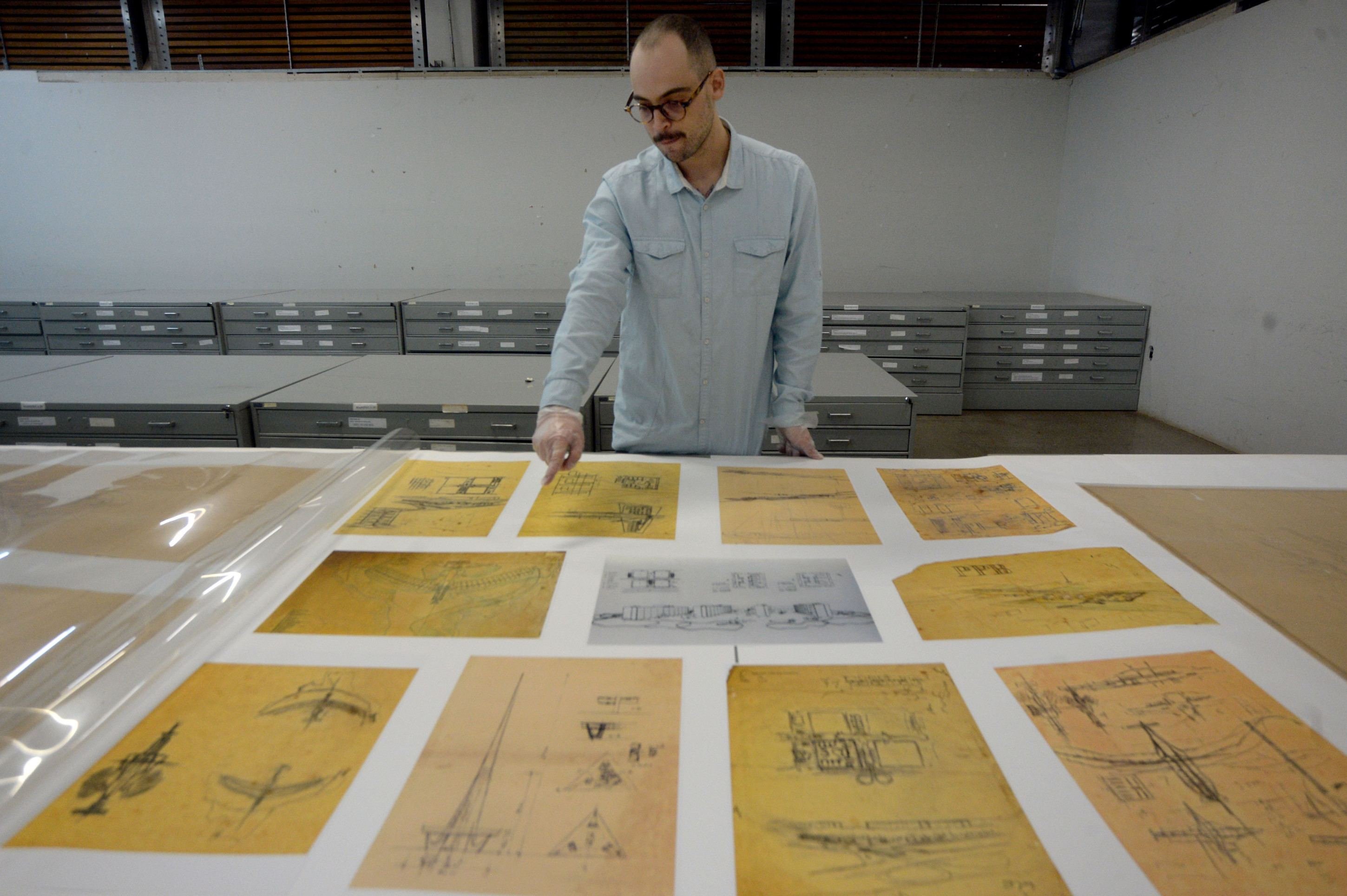  06/12/2025 Cr&eacute;dito: Marcelo Ferreira/CB/D.A Press. Brasil. Bras&iacute;lia - DF -  P&eacute;rolas do Arquivo P&uacute;blico do Distrito Federal. documentos, fotos, etc. s&atilde;o destaque da hist&oacute;ria do DF. Victor Hugo Tambelini ( servidor do arquivo p&uacute;blico)