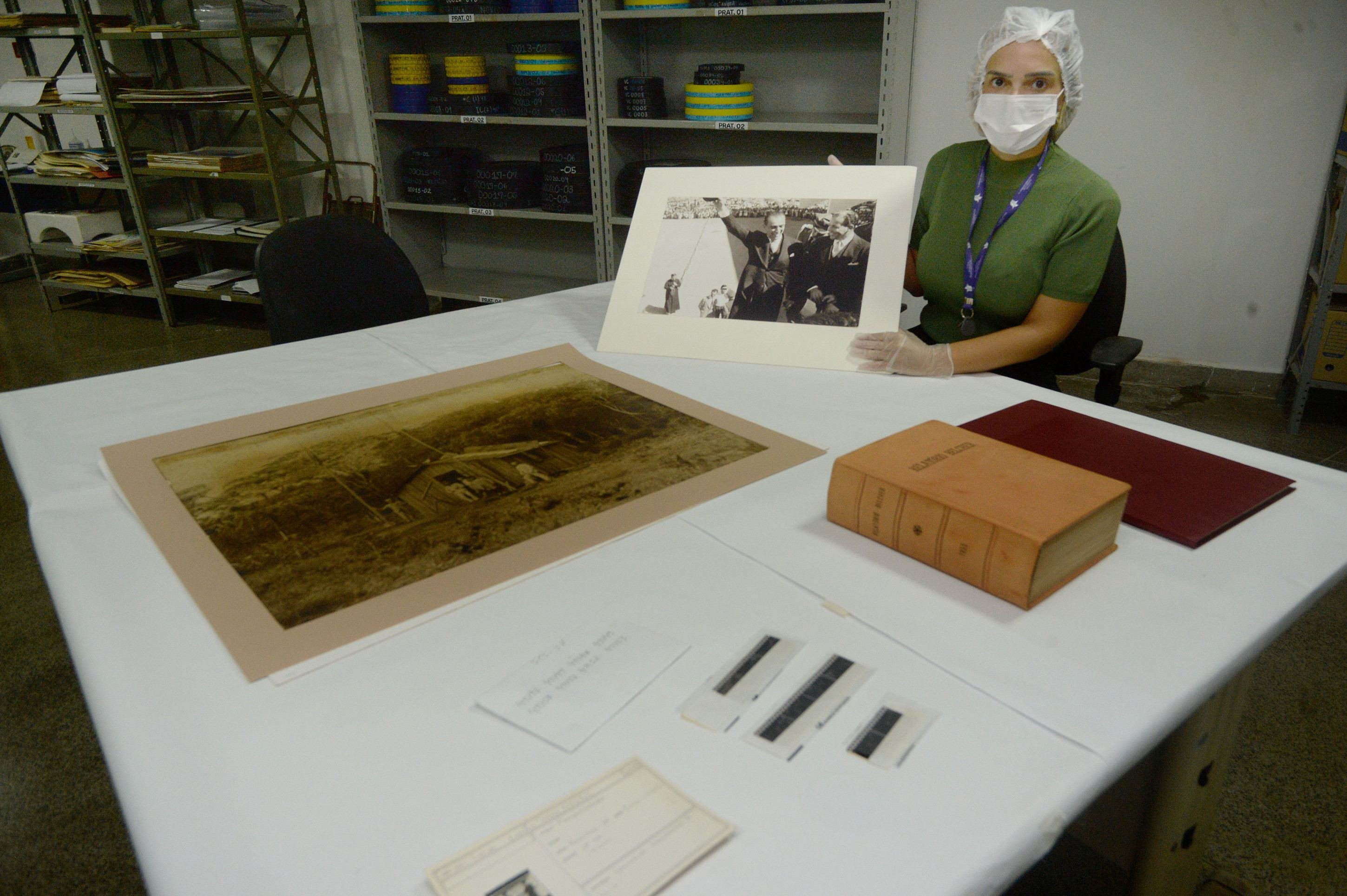  06/12/2025 Cr&eacute;dito: Marcelo Ferreira/CB/D.A Press. Brasil. Bras&iacute;lia - DF -  P&eacute;rolas do Arquivo P&uacute;blico do Distrito Federal. documentos, fotos, etc. s&atilde;o destaque da hist&oacute;ria do DF. 