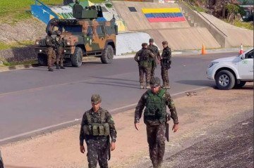 Exército Brasileiro intensificou a fiscalização na fronteira: militares passaram a realizar vistorias mais rigorosas na via de acesso entre os países - (crédito: Governo de Roraima/Divulgação) Exército Brasileiro intensificou a fiscalização na fronteira: militares passaram a realizar vistorias mais rigorosas na via de acesso entre os países - (crédito: Governo de Roraima/Divulgação)