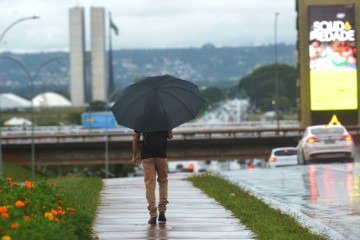 Bom dia, Bras&iacute;lia! Semana come&ccedil;a com chuvas e friozinho -  (crédito: Ed Alves CB/DA Press)