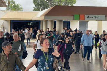 Passageiros deixam a estação do Metrô - (crédito: Davi Cruz/CB/D.A.Press) Passageiros deixam a estação do Metrô - (crédito: Davi Cruz/CB/D.A.Press)