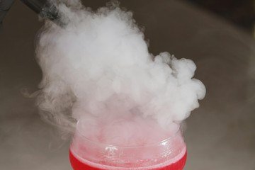 Ingerir bebidas com nitrogênio líquido pode fazer com que o estômago infle e até que se rompa -  (crédito: Reprodu&ccedil;&atilde;o / pexels) -Ingerir bebidas com nitrogênio líquido pode fazer com que o estômago infle e até que se rompa -  (crédito: Reprodu&ccedil;&atilde;o / pexels)