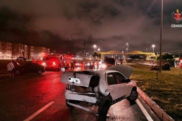 Veiculo capota após colidir com um poste - (crédito: CBMDF/Divulgação) Veiculo capota após colidir com um poste - (crédito: CBMDF/Divulgação)