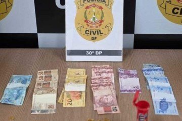 Por&ccedil;&otilde;es de crack e dinheiro foram encontrados com os suspeitos -  (crédito: Divulga&ccedil;&atilde;o/PCDF)